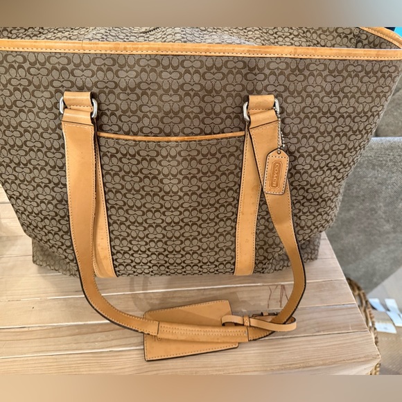 Coach duffle with zipper and interior pockets. - Picture 5 of 12